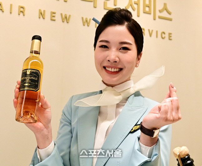 대한항공 승무원 서지혜, 새로운 기내 와인 사랑이에요! [포토]