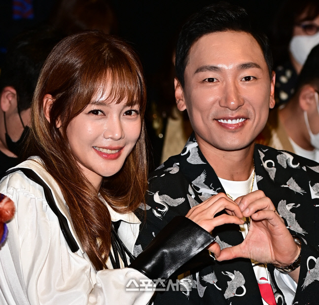 하트로 이어진 안현모와 라이머, 빅팍 컬렉션을 사랑합니다! [포토]