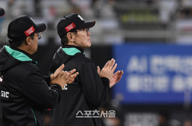 [포토]선수들에게 박수를 보내는 KT 이강철 감독