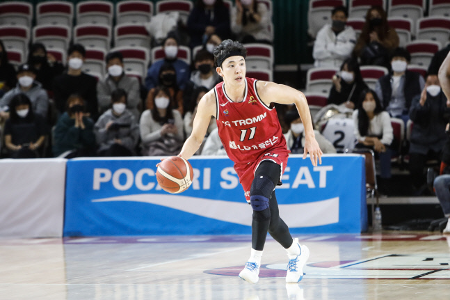 전력분석원으로 새출발한 LG 강병현 16일 창원 홈팬에 은퇴인사