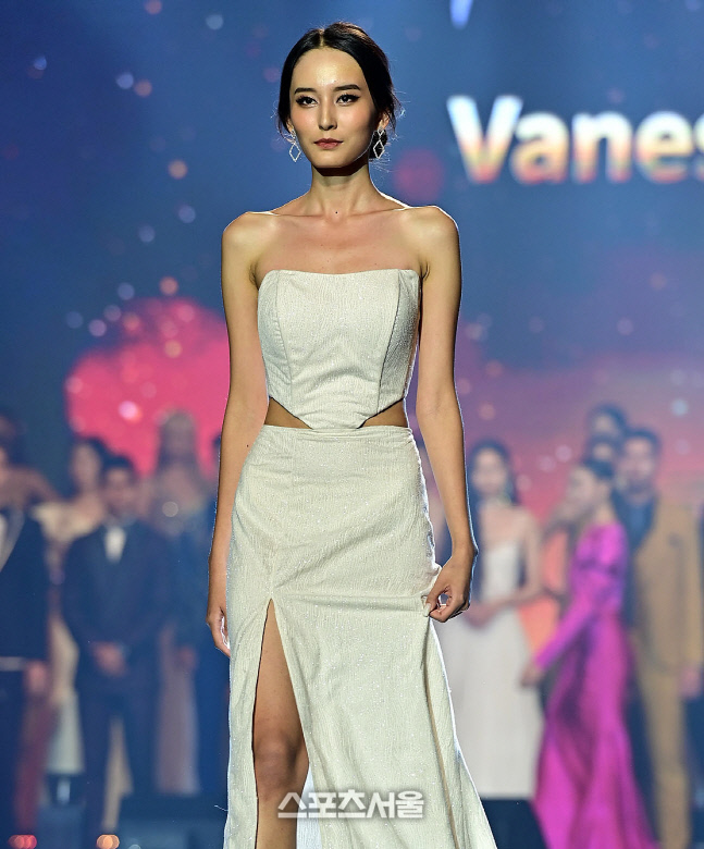 단아함의 극치를 보여주는 바네사 톨쿤백 크지, 그러니까 '아시아 오브 페이스' 됐지! [포토]