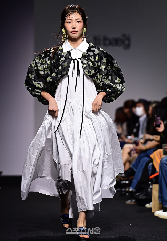 ‘티백(tibaeg)’ 브랜드를 론칭한 디자이너 조은애, 눈에 쏙 들어오죠~ [포토]