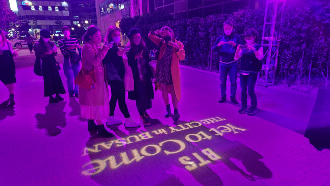 BTS 콘서트 전야제, 보랏빛 열기 한가득