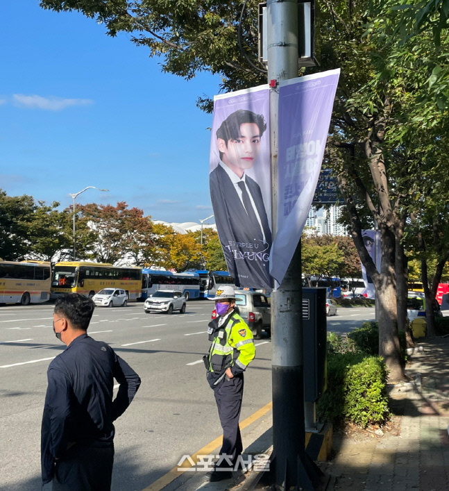 경찰도 보라색 마스크 끼고…세계 '아미' 반기는 부산[SS현장]