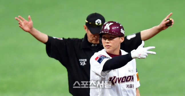 3회말 2사후 2루타 김혜성, 푸이그 안타때 득점까지[포토]