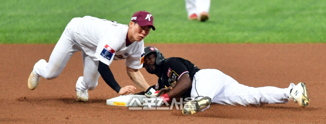 '2루는 왜 온겨?' 김혜성[포토]