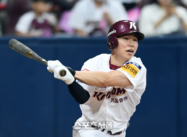 [포토]2루타로 득점 기회 만드는 키움 김혜성