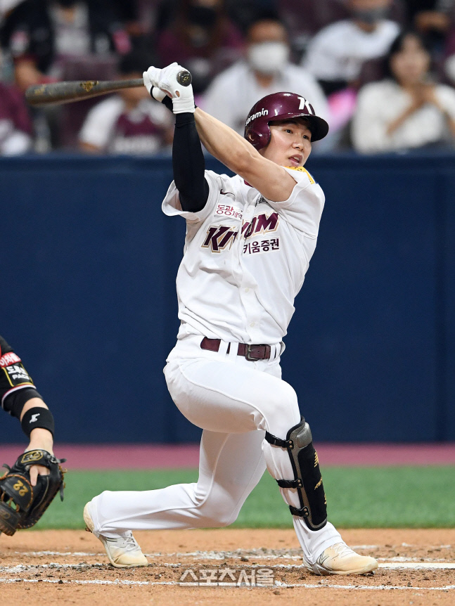 [포토]키움 김혜성, 2루타 간다!