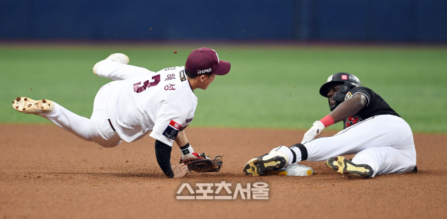 [포토]김혜성에게 태그 아웃되는 알포드