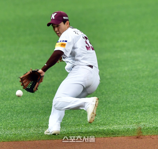 '황재균 타구 잡아 1루로 송구하는 김휘집'[포토]