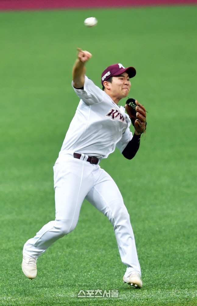 '황재균 타구 잡아 1루로 송구하는 김휘집'[포토]