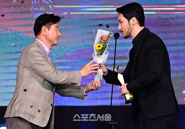 김동근 의정부시장, 아시아모델어워즈 '아시아 스타상' 수상한 변요한을 축하해주네요.. [포토]