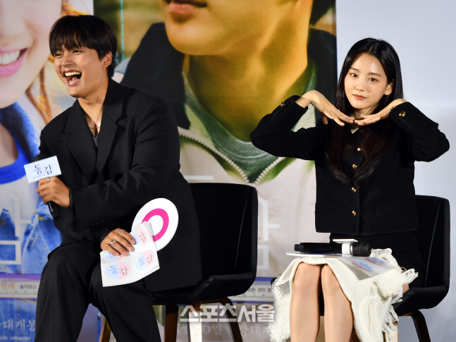 조이현 포즈 자랑에 빵터진 여진구. 영화 '동감' [포토]