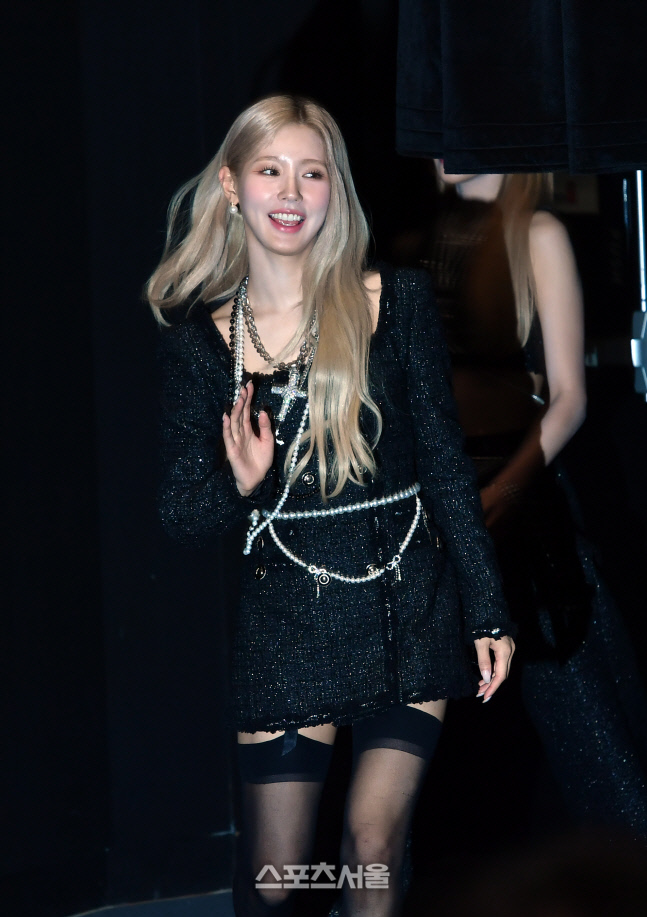 손흔들며 입장하는 미연, (여자)아이들 미니앨범 I LOVE[포토]