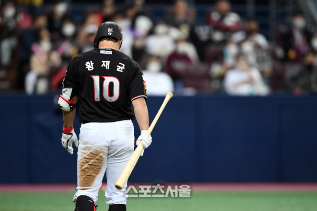 [포토]KT 황재균, 터지지 않는 방망이