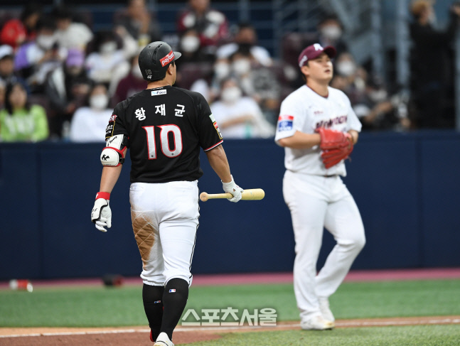 [포토]KT 황재균, 만루 기회를 살리지 못 하고...