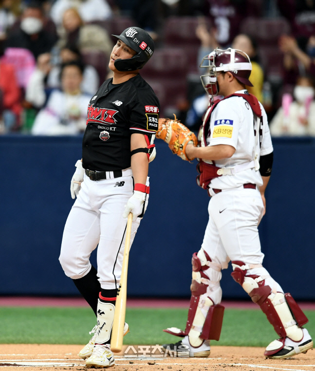 [포토] 황재균 \'첫타석부터 삼진이라니\'