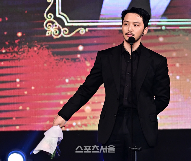 '용의 출현 : 한산' 배우 변요한, 아시아모델어워즈에서 아시아 스타상 수상하며 아시아 최고 스타로 우뚝 서