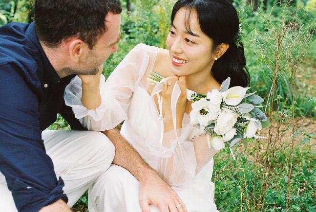 '꿀이 뚝뚝' 임현주 아나, 英예비신랑과 셀프 야외촬영 비하인드컷 공개