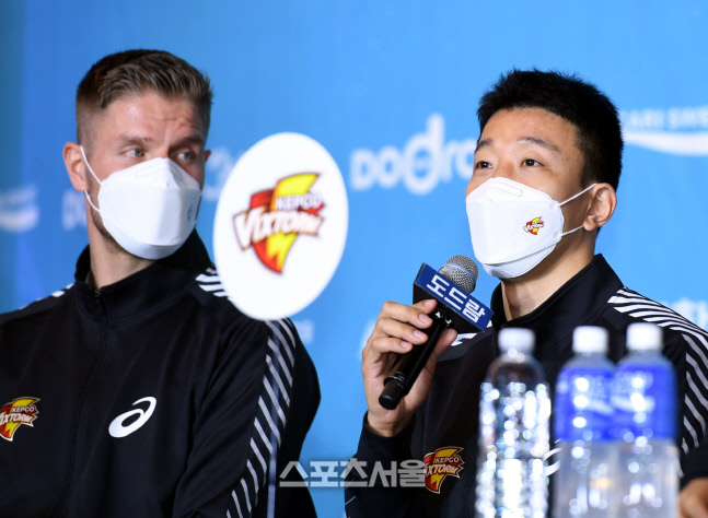 [포토] 신영석 '한국전력 비주얼 담담입니다'