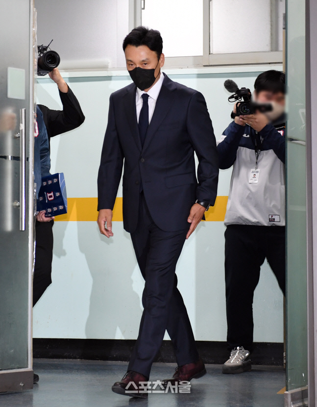 [포토]취임식 입장하는 이승엽 감독