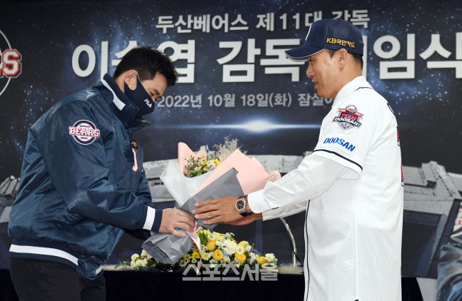 [포토]주장 김태환의 축하를 받는 이승엽 감독