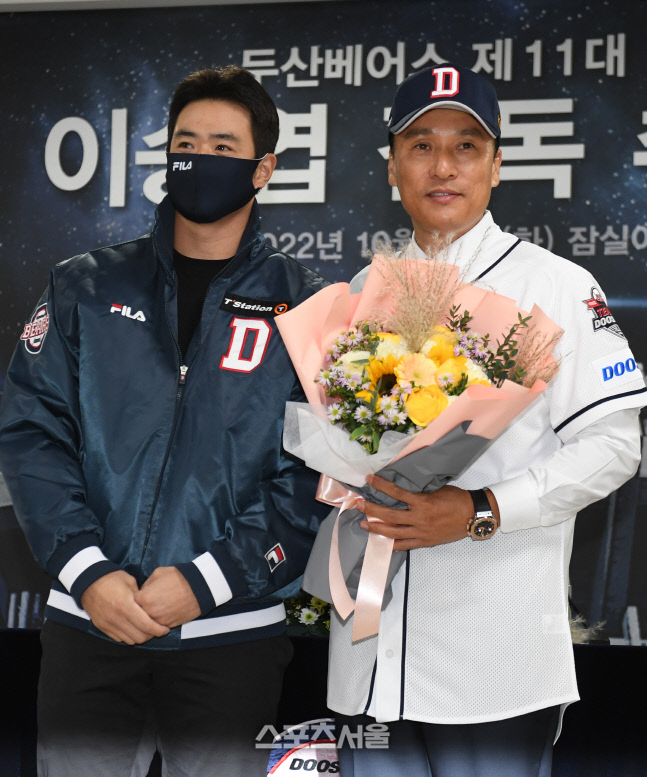 [포토]두산 이승엽 감독, 주장 김재환과!