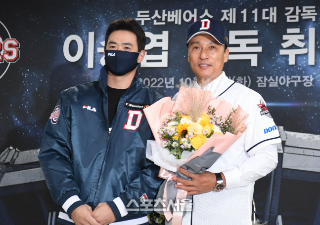 [포토]두산 주장 김재환의 축하를 받는 이승엽 감독