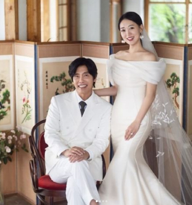 '입이 귀에 걸렸네' 최성국, 24세 연하 예비신부와 웨딩사진 공개