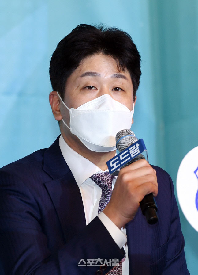 [포토]한국도로공사 김종민 감독, '불짬뽕처럼 매콤한 배구를!'