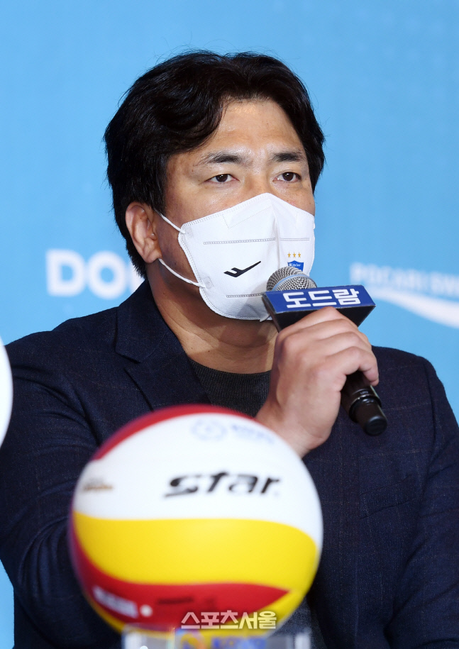 [포토]시즌 각오 밝히는 GS칼텍스 차상현 감독