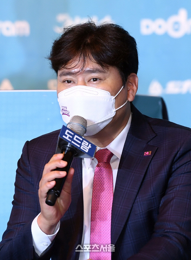 [포토]흥국생명 권순찬 감독, '중간 순위만 했으면...'