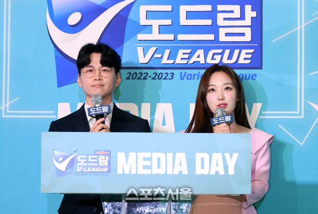 포토]V리그 여자부 미디어데이 진행하는 이호근-김세연 아나운서