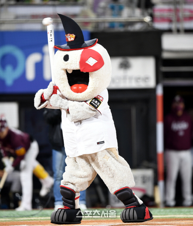 [포토] 시타하는 KT 마스코트 또리