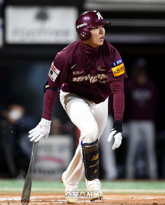 [포토] 김혜성, 1회 주자 득점권으로 보내는 안타