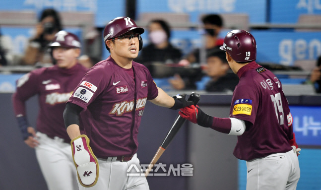 [포토]4회초 이용규 축하받는 이지영