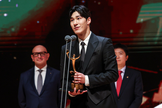 '쇼트트랙 간판' 황대헌, ANOC어워즈 최우수 남자 선수상 쾌거…女 프리스타일 스키 구아이링