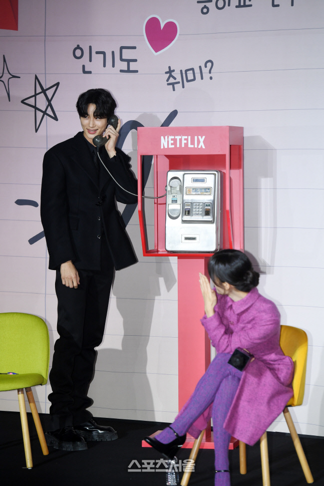 [포토]변우석, 첫사랑에게 설레는 마음으로 전화를...