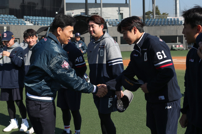 이승엽 감독 "왜 PS기간에 두산이 2군 훈련장에 있는지 생각하자" 일침