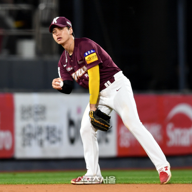 김휘집 "준우 3실책? 그런 날도 있는거죠"...이래서 '친구'가 좋다 [준PO 시선집중]