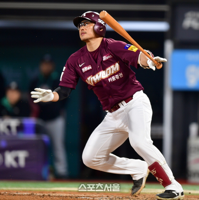 4회초 선두타자 내야안타 기록하는 이지영[포토]