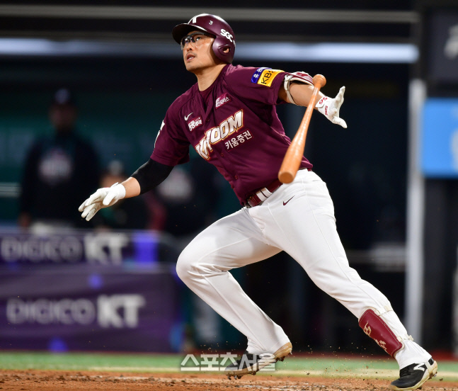 4회초 선두타자 내야안타 기록하는 이지영[포토]