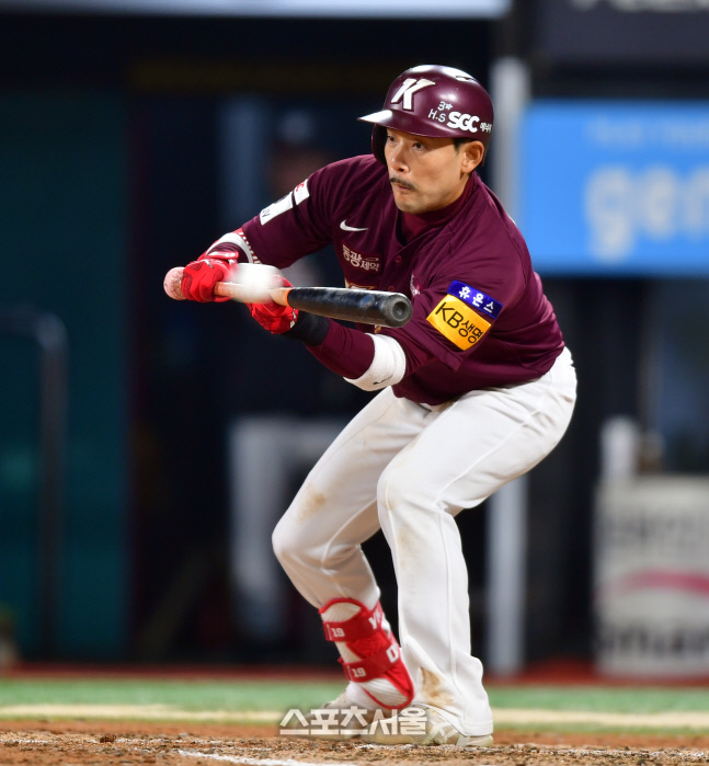 7회초 무사 1,2루 번트시도하는 이용규[포토]