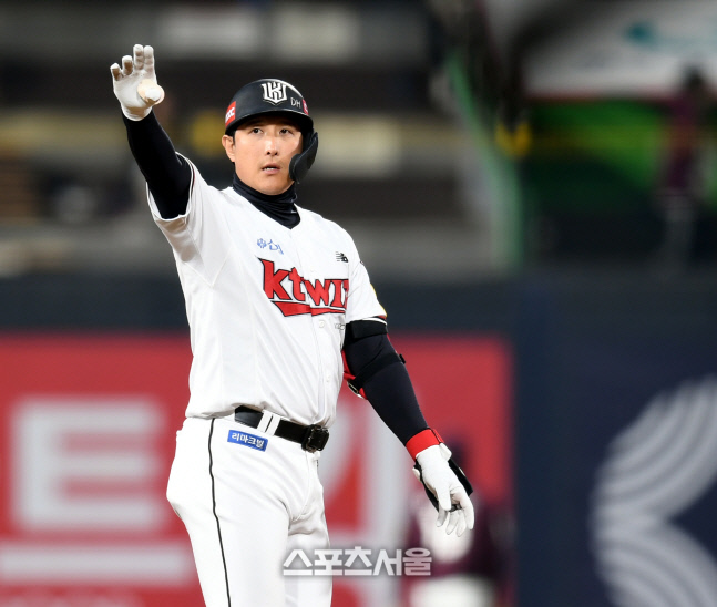 [포토] 황재균 '7회 2점 더 달아나는 적시타'