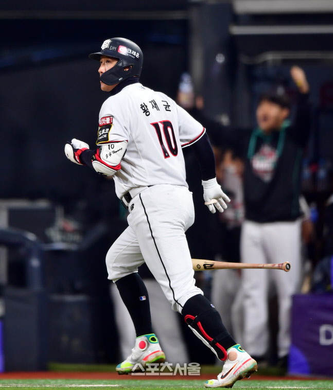 2타점 2루타 신고하는 황재균[포토]