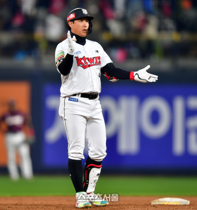 2타점 2루타 신고하는 황재균[포토]