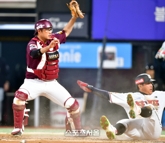 비디오판독으로 아웃에서 세이프로..다시 살아난 황재균[포토]