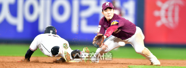 견제구 걸린 황재균, 악송구로 구사일생[포토]