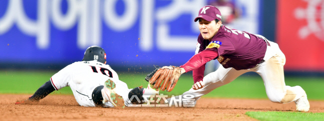 견제구 걸린 황재균, 악송구로 구사일생[포토]