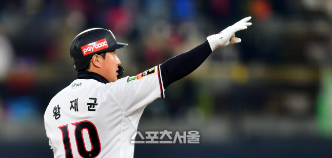 2타점 2루타 신고하는 황재균[포토]